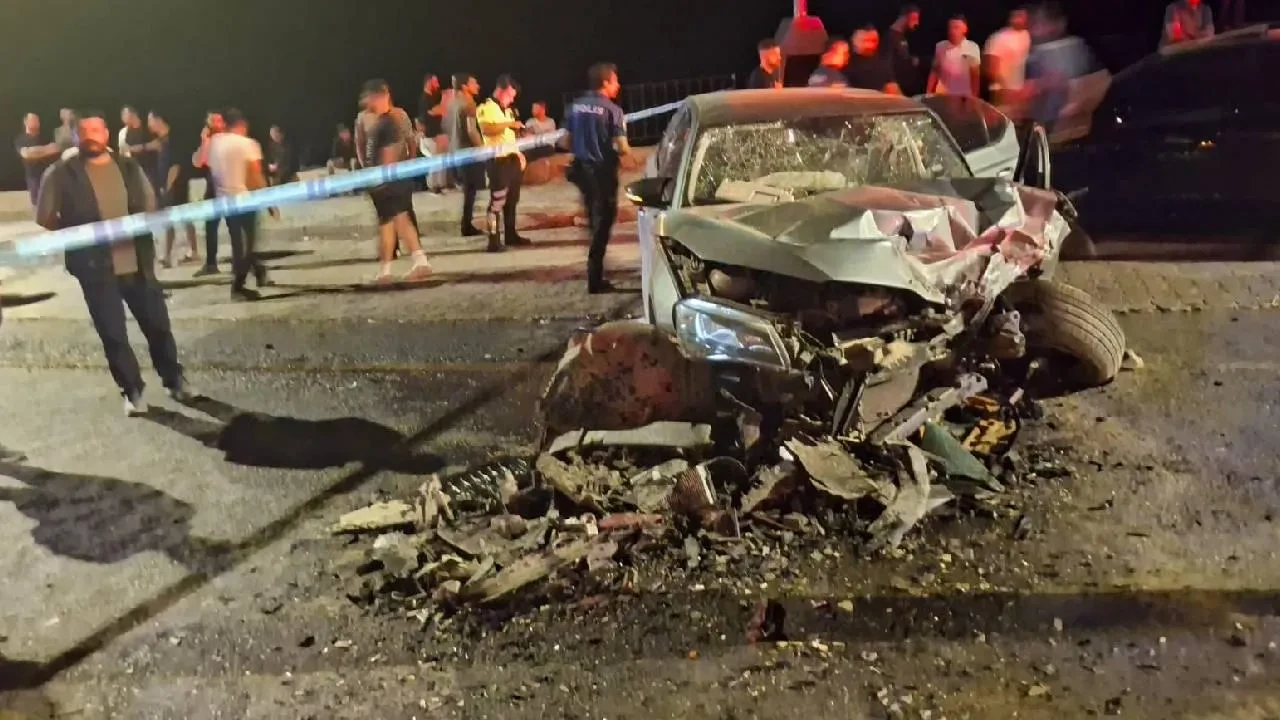 Hakkari'de otomobiller kafa kafaya çarpıştı! 7 yaralı