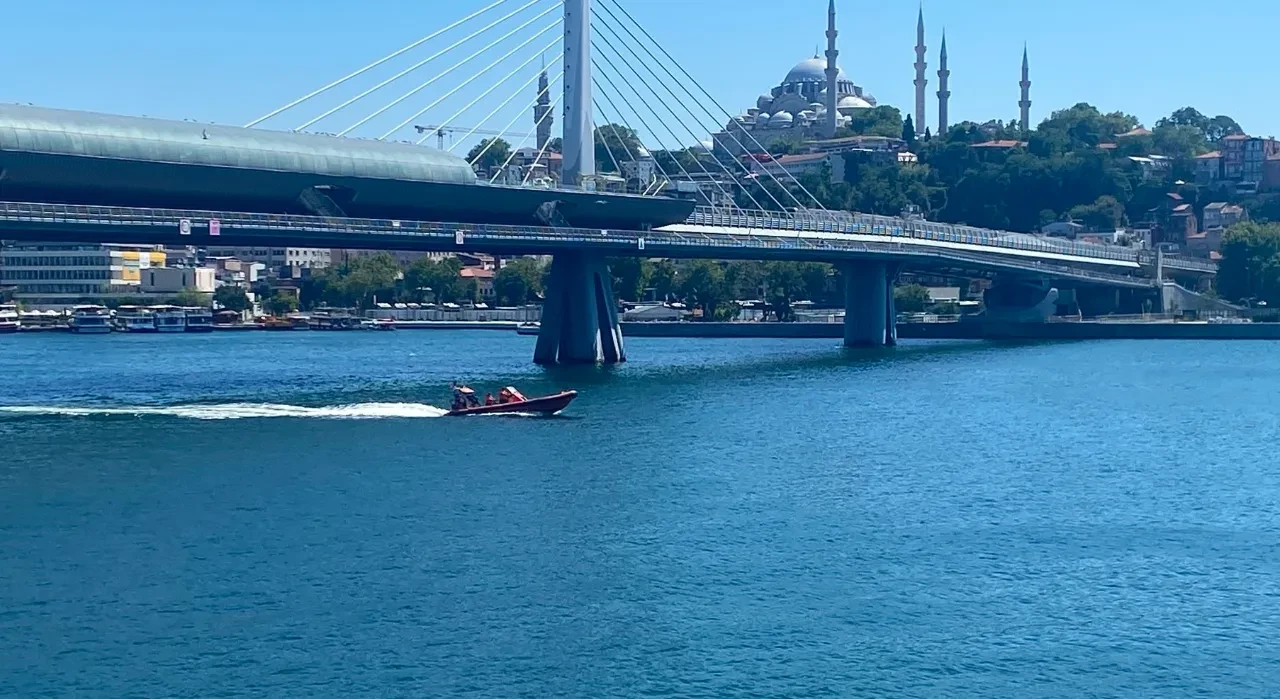 Haliç'te tur teknesi kaza yaptı: Denize düşen kişi aranıyor