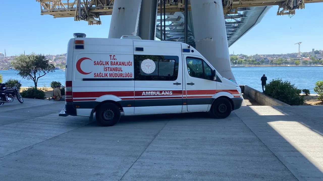 Haliç'te tur teknesi kaza yaptı: Denize düşen kişiden acı haber geldi