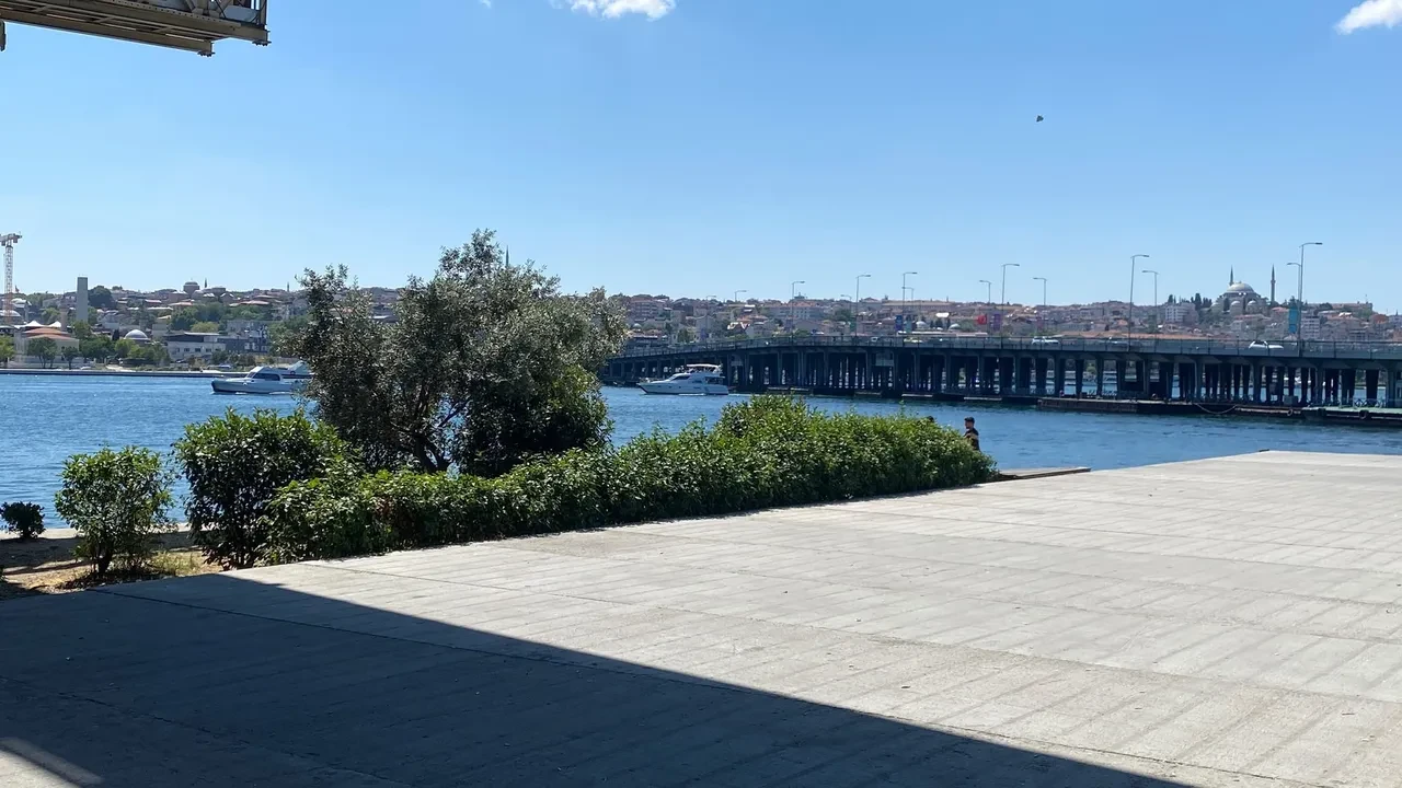 Haliç'te tur teknesi kaza yaptı: Denize düşen kişiden acı haber geldi
