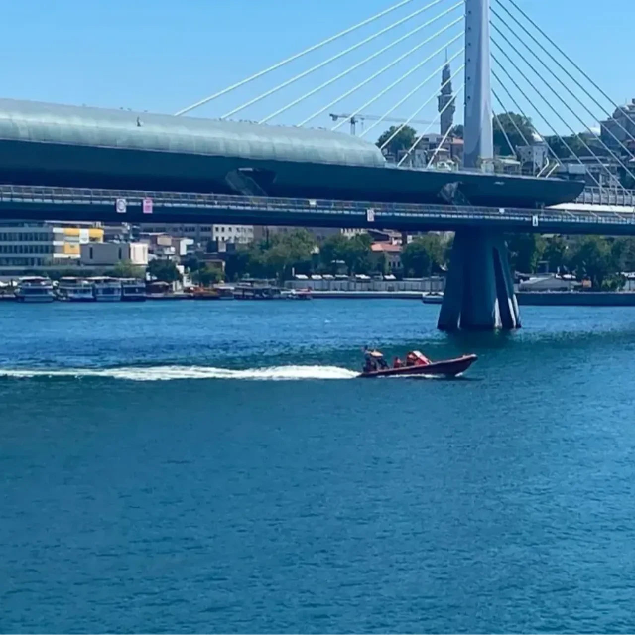 Haliç'te tur teknesi kaza yaptı: Denize düşen kişiden acı haber geldi