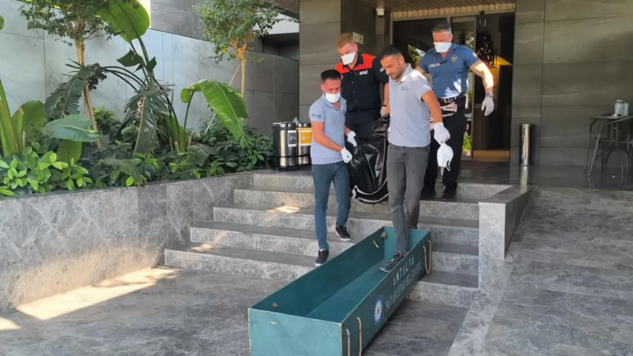 Kapısına 'rahatsız etmeyin' yazısı asmıştı: Süit otelde ölü bulunan gencin odasından tehlikeli kimyasal madde çıktı