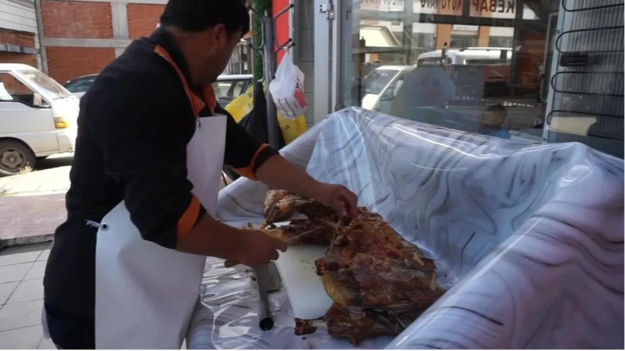 Kilosu 800 TL... Yerin altında pişiyor! İnsanlar yemek için 600 KM yol geliyor