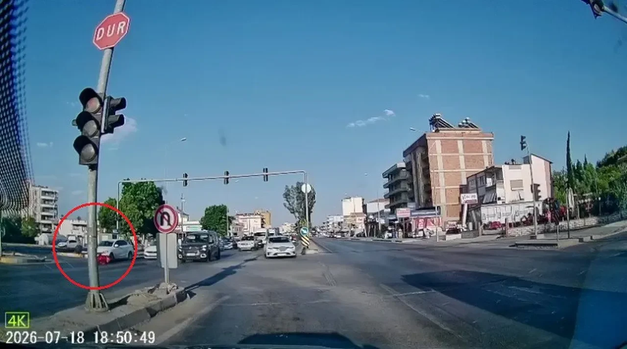 Otomobile çarpan motosiklet sürücüsünün kaskı fırladı, havada takla atıp yere savruldu