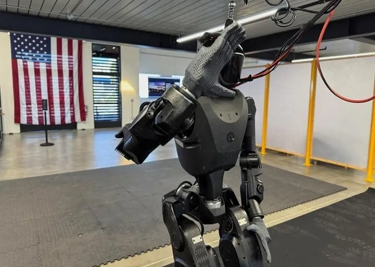 Silahlı insansı robotlar 2027’de test edilecek