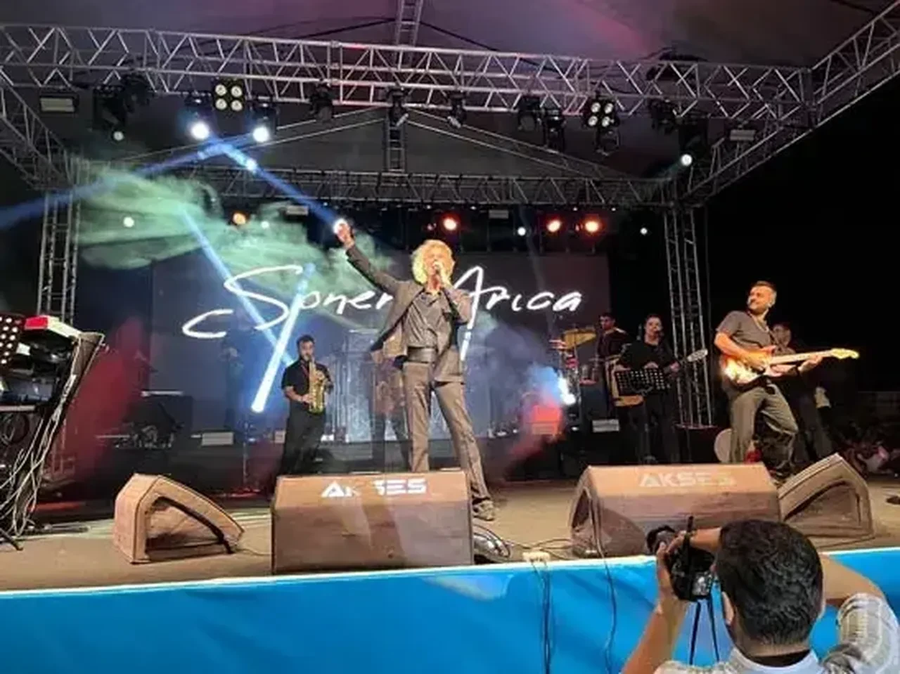 Soner Arıca'dan yürek burkan veda! Kadir İnanır ve annesi için söyledi, gözyaşlarına boğuldu