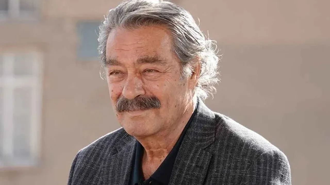 Soner Arıca'dan yürek burkan veda! Kadir İnanır ve annesi için söyledi, gözyaşlarına boğuldu