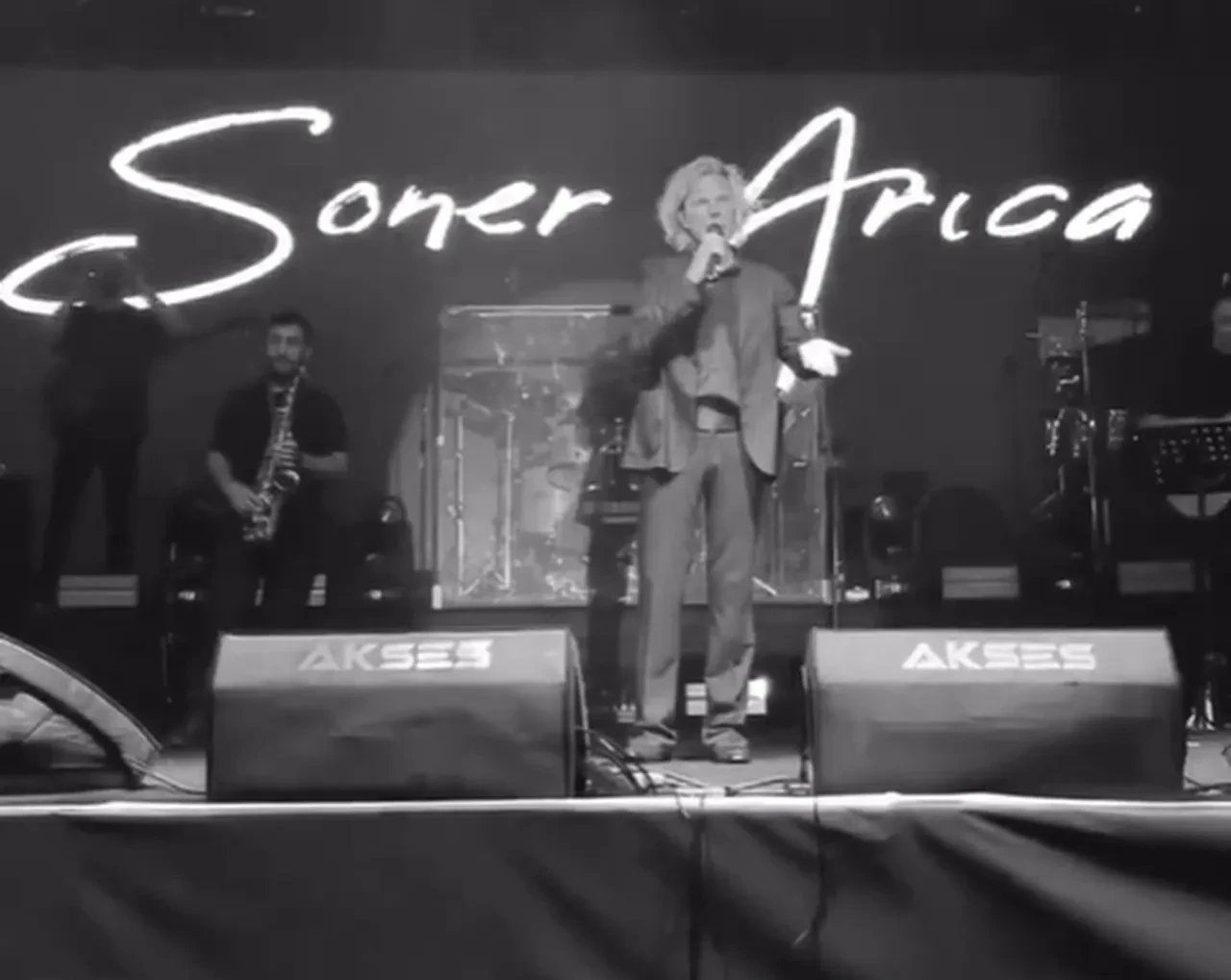 Soner Arıca'dan yürek burkan veda! Kadir İnanır ve annesi için söyledi, gözyaşlarına boğuldu