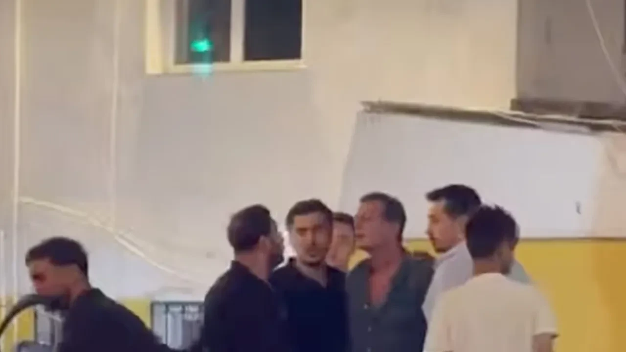 'Uzak Şehir' oyuncuları Alper Çankaya, Atakan Özkaya ve Nihat Altınkaya'nın kavga görüntüleri şok etti! Alaçatı geceleri fena karıştı