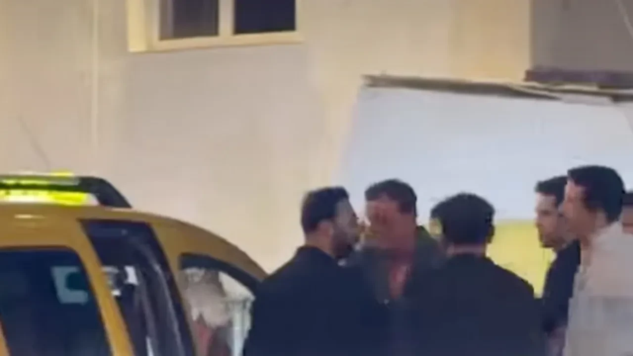 'Uzak Şehir' oyuncuları Alper Çankaya, Atakan Özkaya ve Nihat Altınkaya'nın kavga görüntüleri şok etti! Alaçatı geceleri fena karıştı