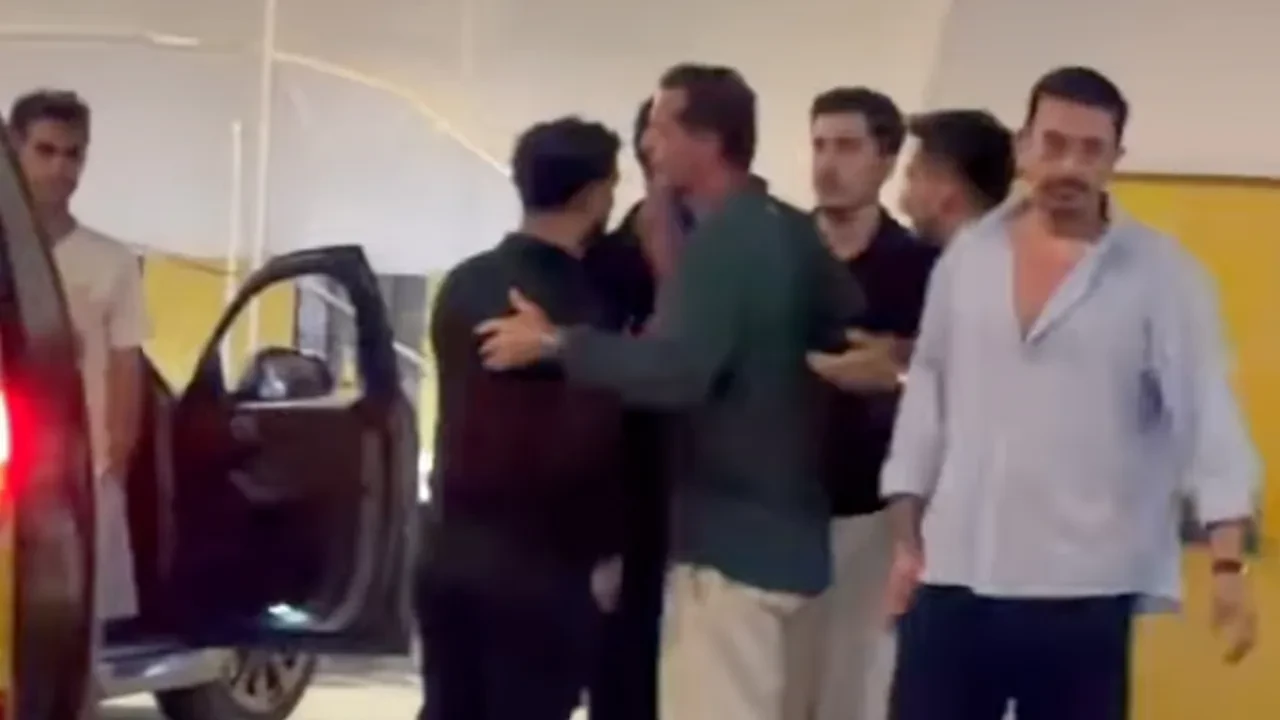 'Uzak Şehir' oyuncuları Alper Çankaya, Atakan Özkaya ve Nihat Altınkaya'nın kavga görüntüleri şok etti! Alaçatı geceleri fena karıştı