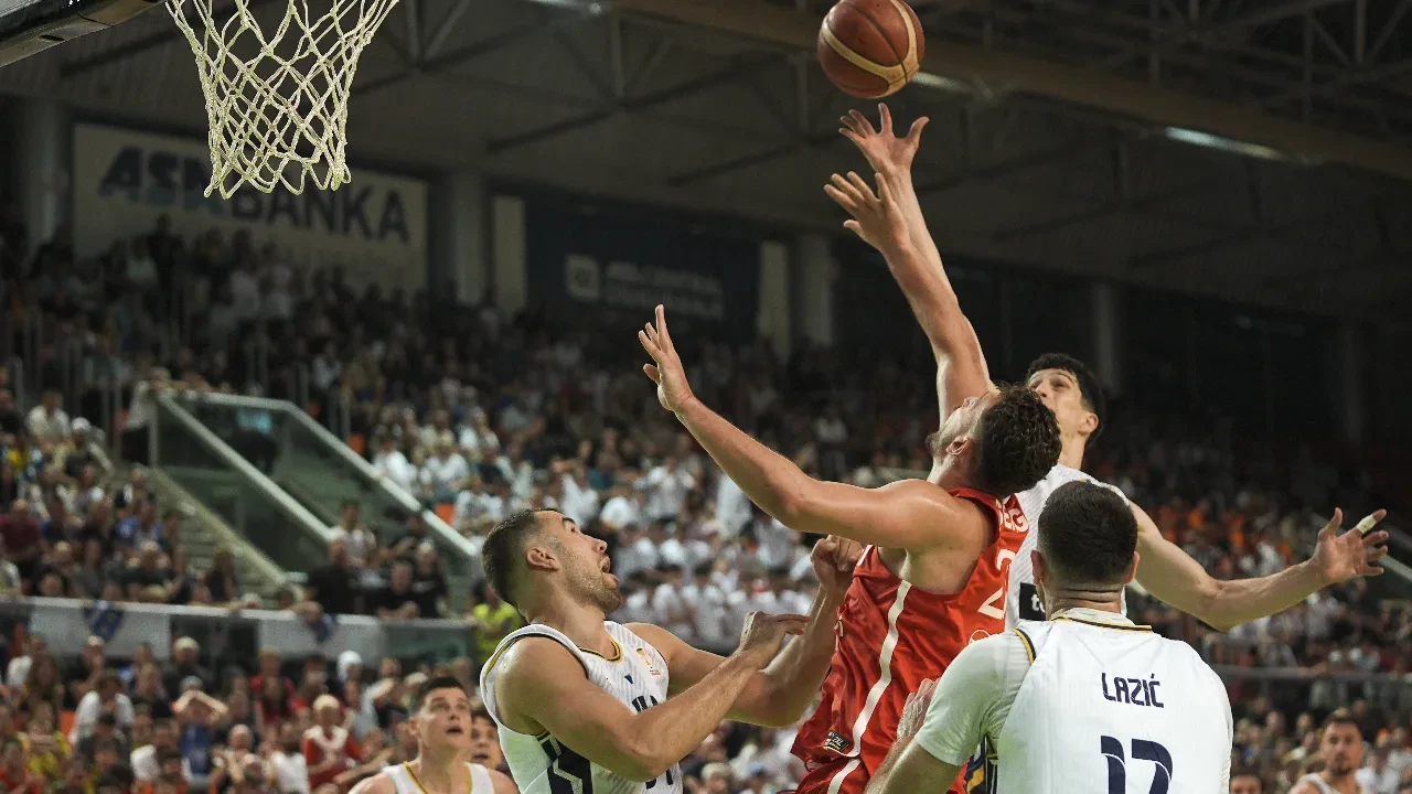 /spor/12-dev-adam-engelleri-tek-tek-asarak-ilerliyor-deplasmanda-bosna-herseki-devirip-5te-3345372
