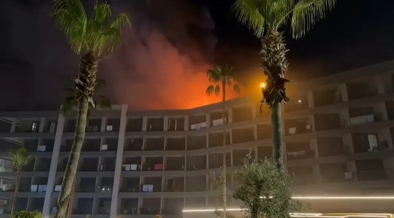 Alanya'da korkutan otel yangını: Alev alev yandı, turistler tahliye edildi!