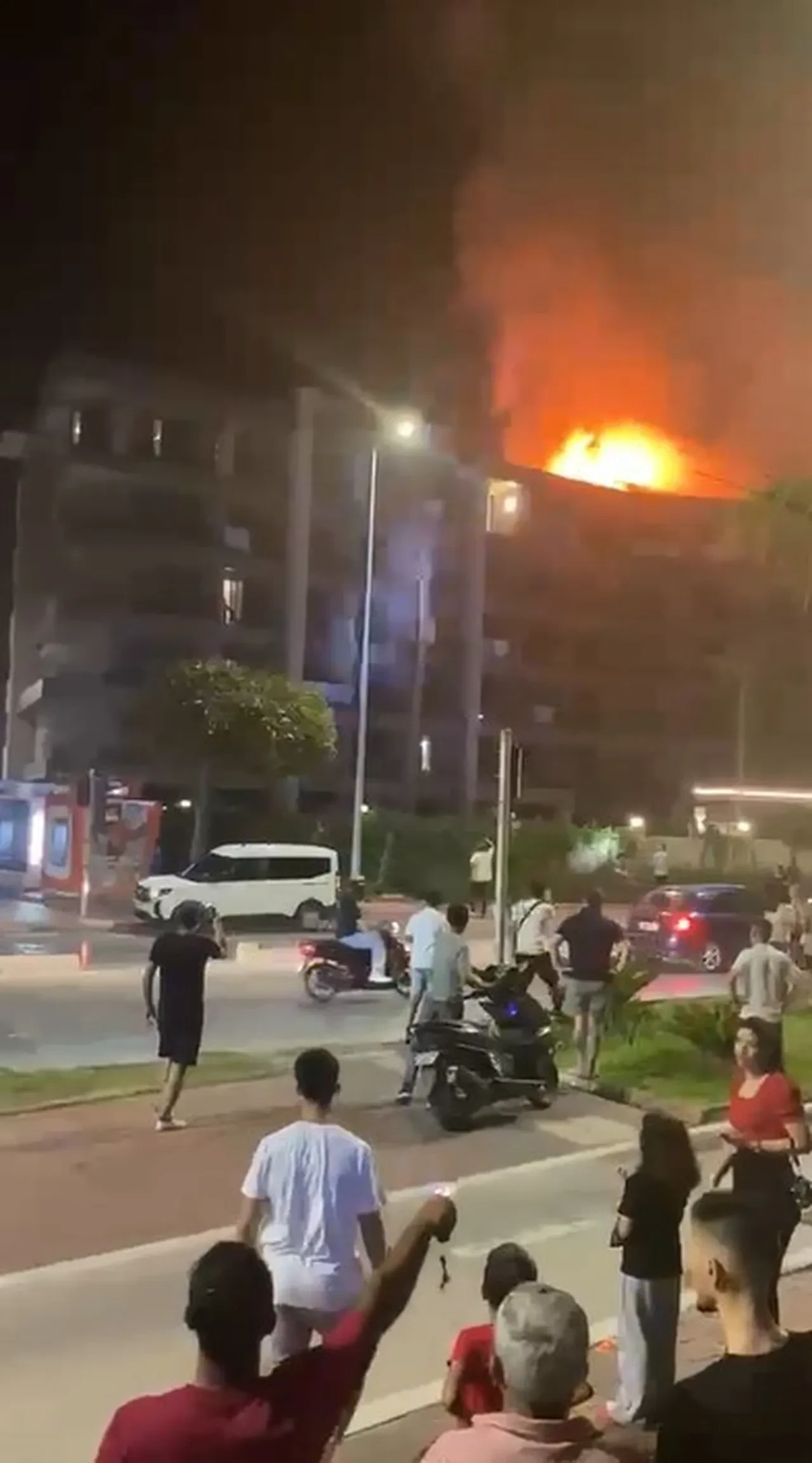 Alanya'da korkutan otel yangını: Alev alev yandı, turistler tahliye edildi!