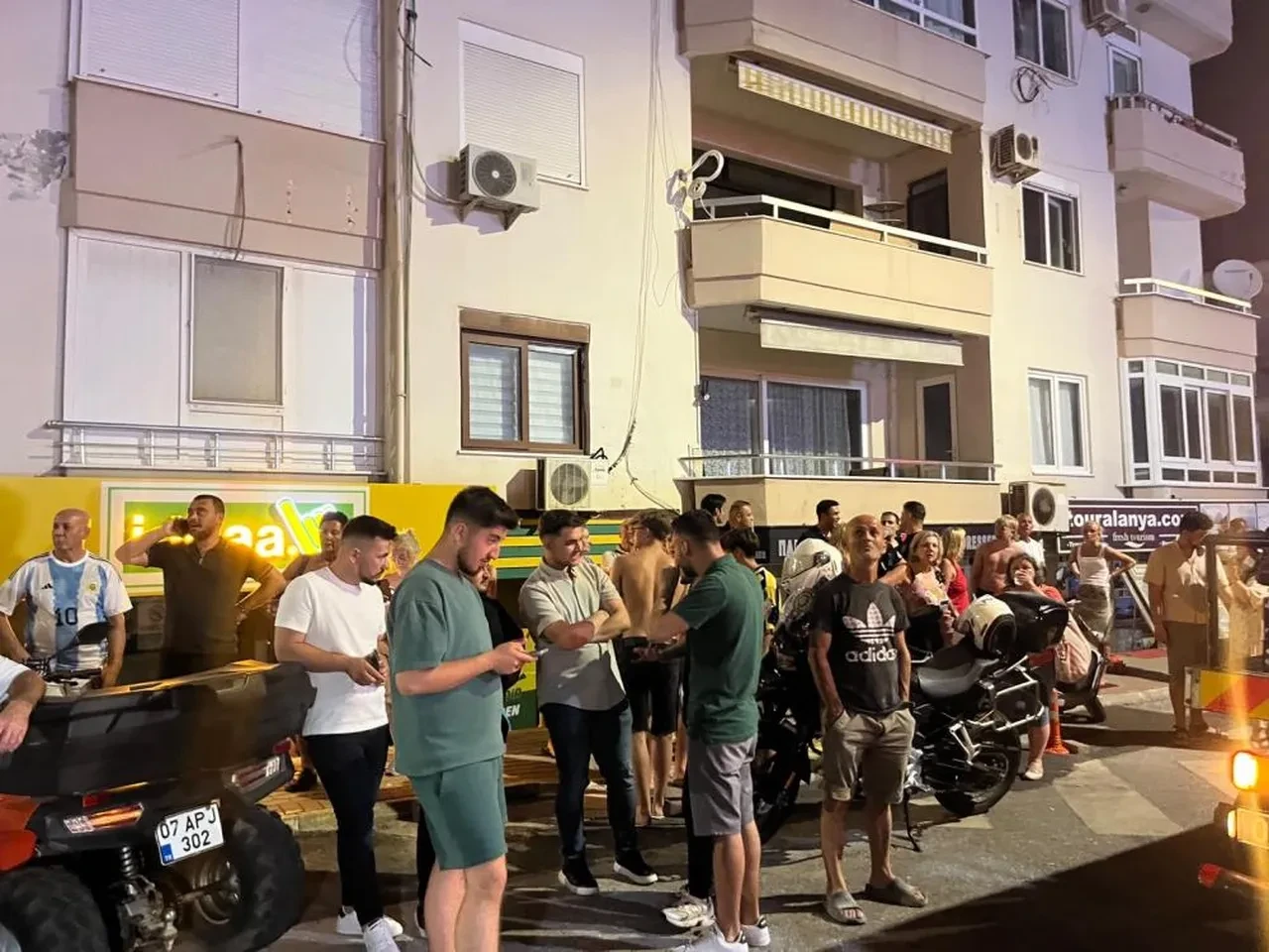 Alanya'da korkutan otel yangını: Alev alev yandı, turistler tahliye edildi!