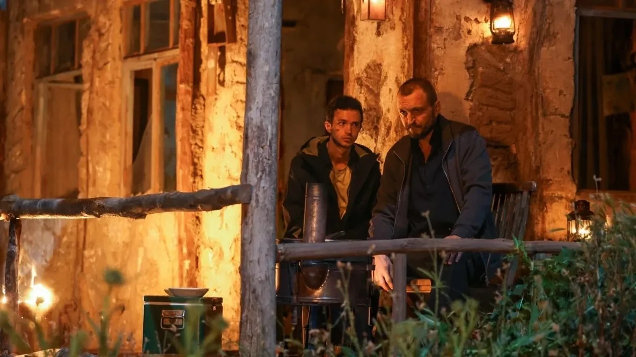 Aras Bulut İynemli'nin yeni dizi Eve Giden Yol'dan ilk kareler! Netflix'in yeni gözdesi