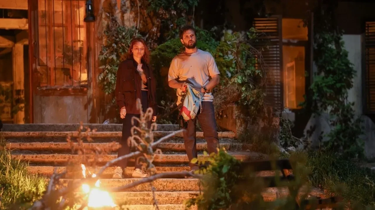 Aras Bulut İynemli'nin yeni dizi Eve Giden Yol'dan ilk kareler! Netflix'in yeni gözdesi
