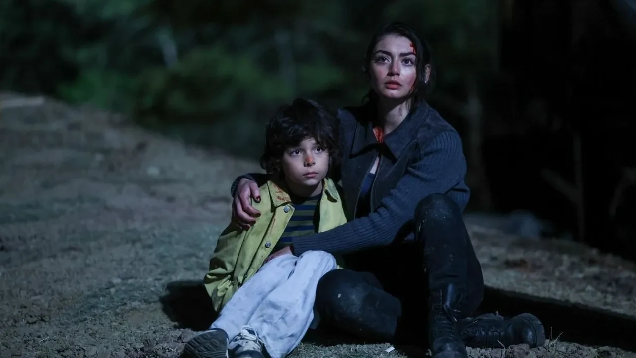 Aras Bulut İynemli'nin yeni dizi Eve Giden Yol'dan ilk kareler! Netflix'in yeni gözdesi