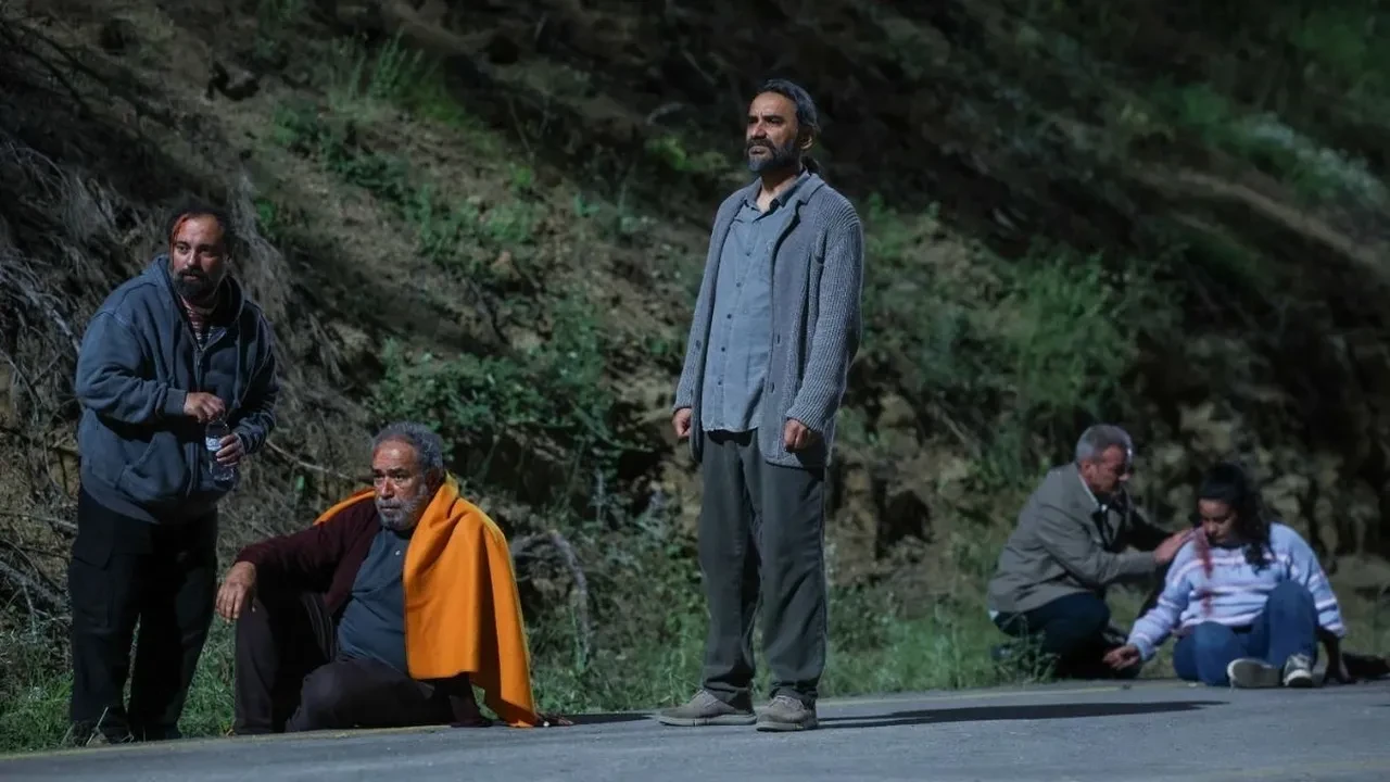 Aras Bulut İynemli'nin yeni dizi Eve Giden Yol'dan ilk kareler! Netflix'in yeni gözdesi