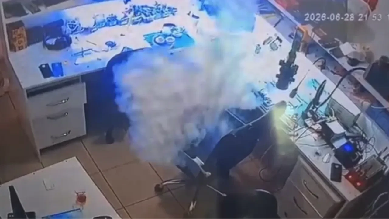 Bataryası değiştirilmek istenen cep telefonu bir anda böyle patladı