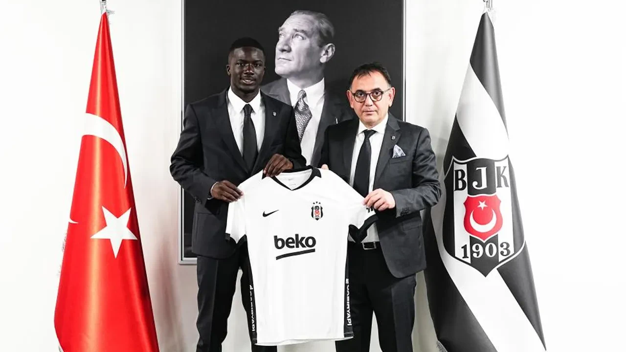 /spor/besiktas-sol-bekini-fransada-buldu-kassoum-ouattara-resmi-imzayi-atti-3345359