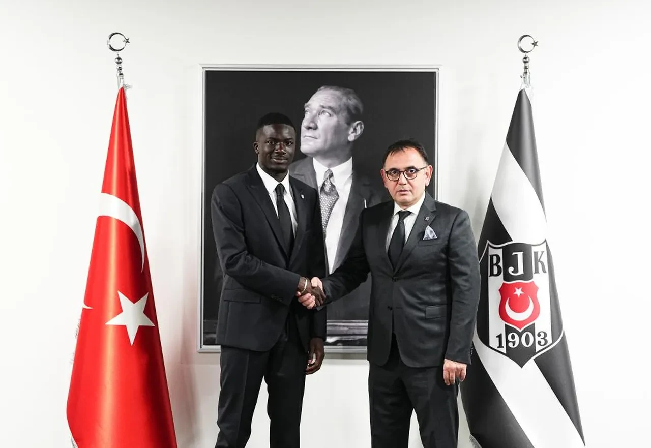Beşiktaş sol bekini Fransa'da buldu: Kassoum Ouattara resmi imzayı attı