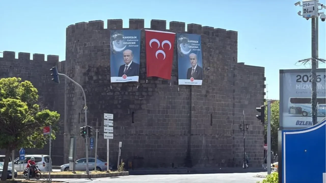 Diyarbakır surlarına Devlet Bahçeli'nin dev posteri asıldı! 