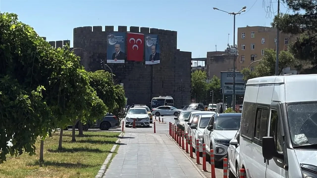 Diyarbakır surlarına Devlet Bahçeli'nin dev posteri asıldı! "Kardeşlik kalbimizde, gelecek aklımızda"