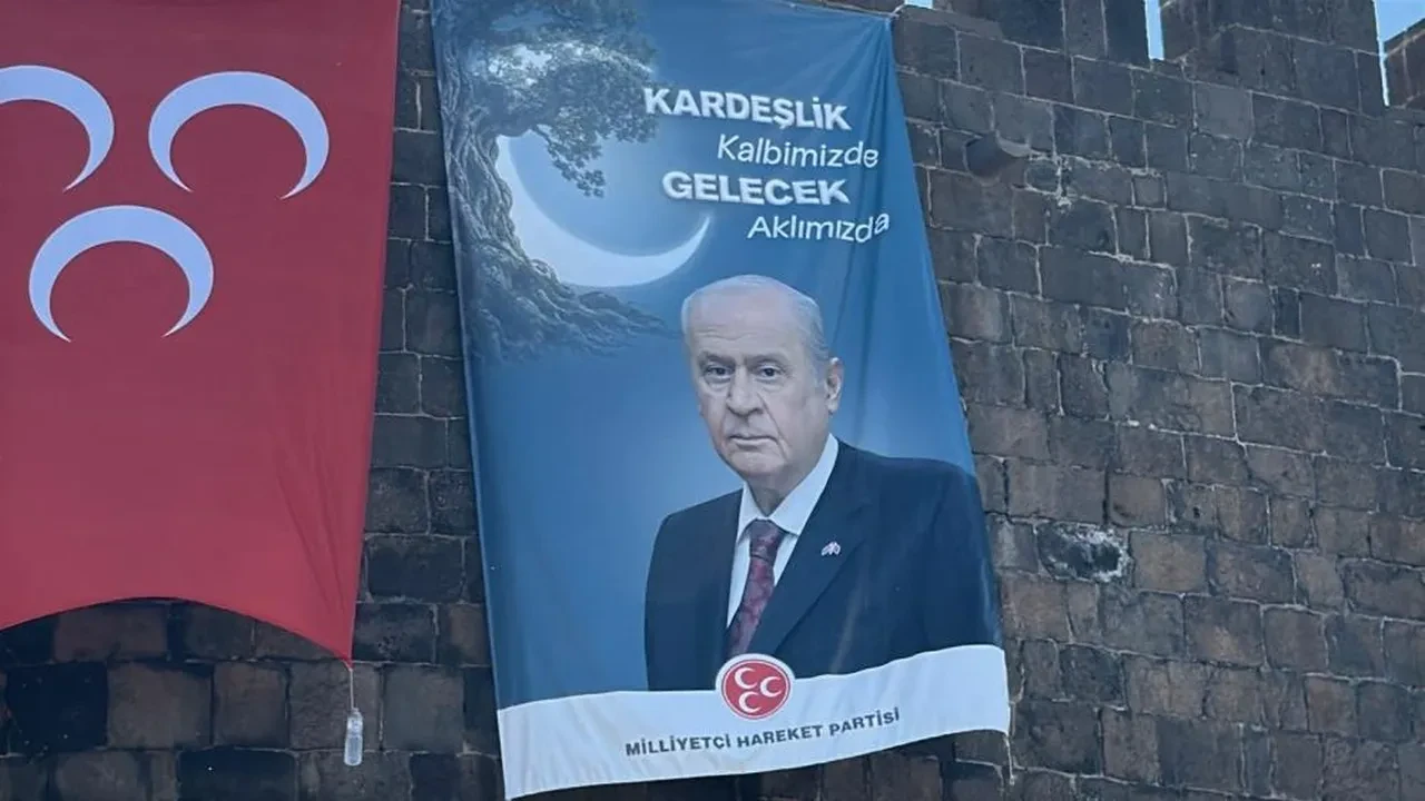 Diyarbakır surlarına Devlet Bahçeli'nin dev posteri asıldı! "Kardeşlik kalbimizde, gelecek aklımızda"