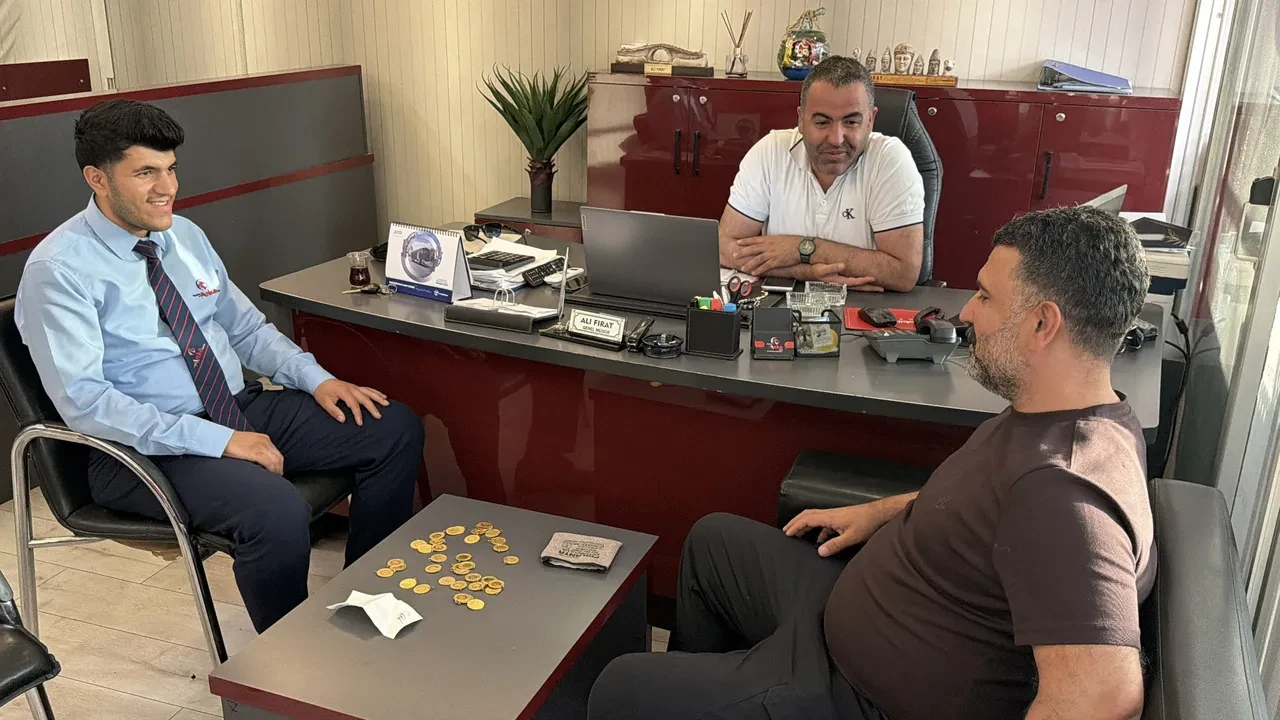 Dört buçuk milyonluk iyilik: Otobüste buldu, sahiplerine teslim etti