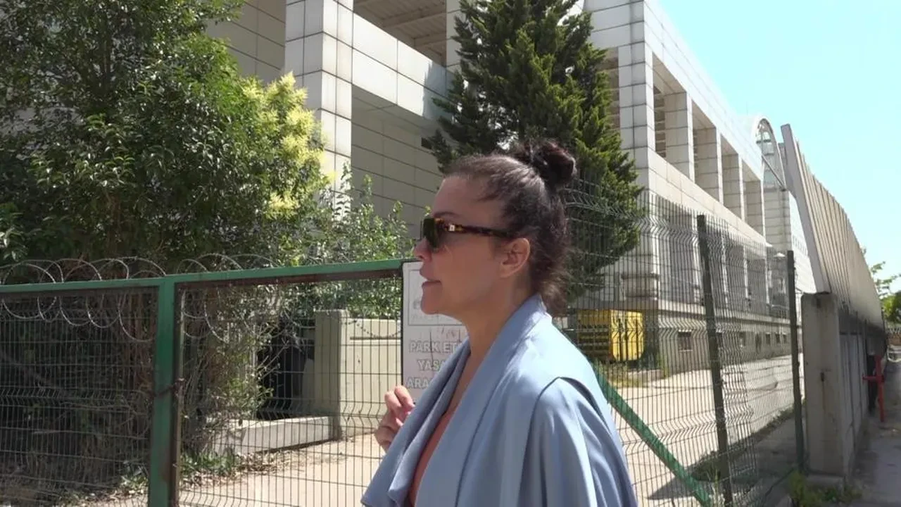 Ev sahibine uzaklaştırma aldırıp eve kilitledi: Deniz Akkaya villadan ekip otosuyla tahliye edildi