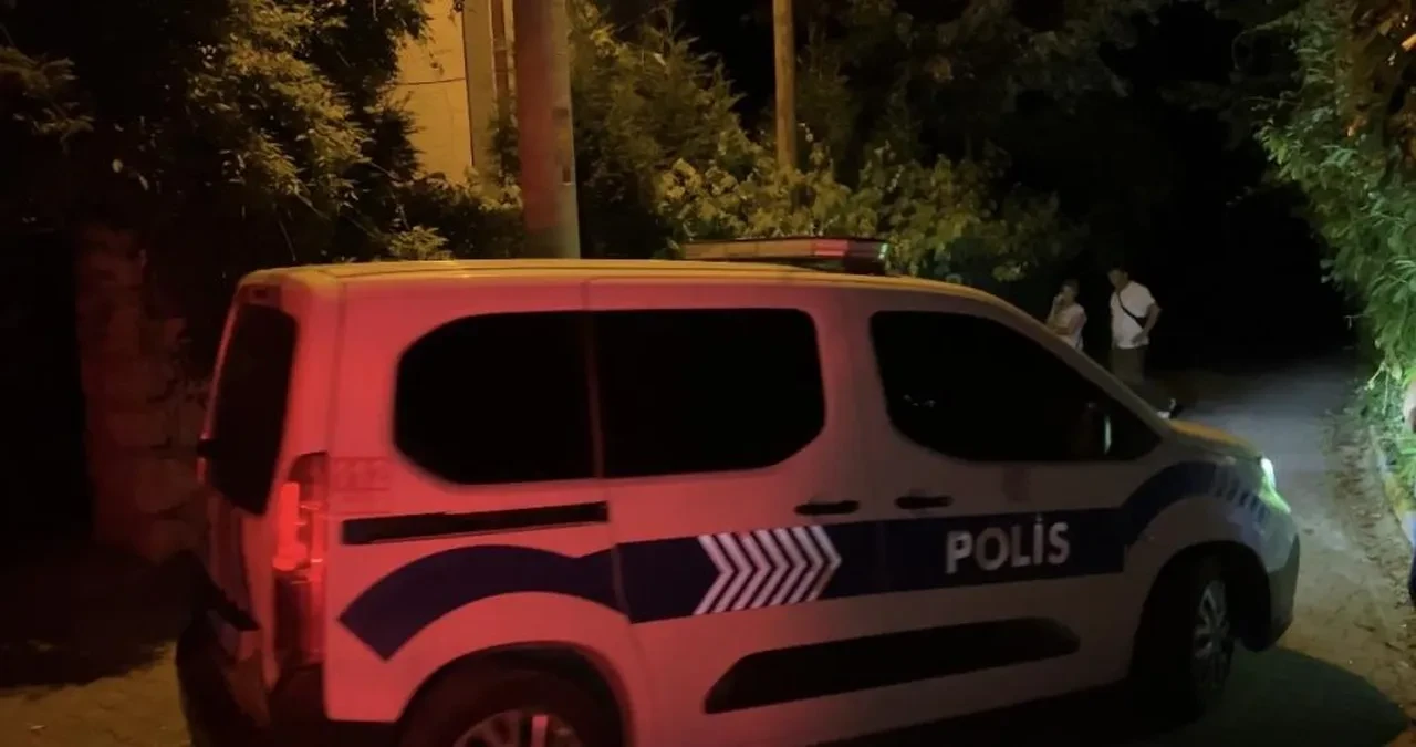 Ev sahibine uzaklaştırma aldırıp eve kilitledi: Deniz Akkaya villadan ekip otosuyla tahliye edildi