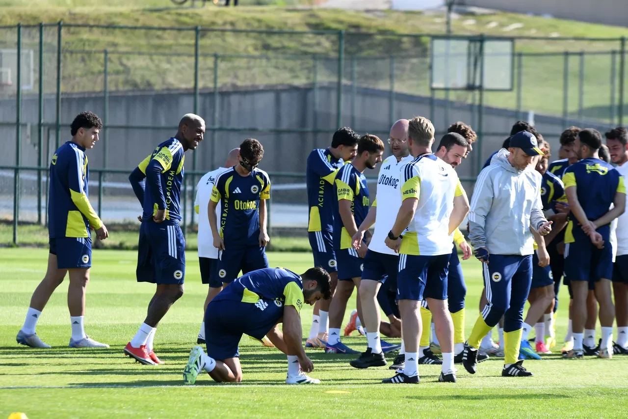 Fenerbahçe'de şok ayrılık: Yıldız oyuncu Premier Lig yolunda!