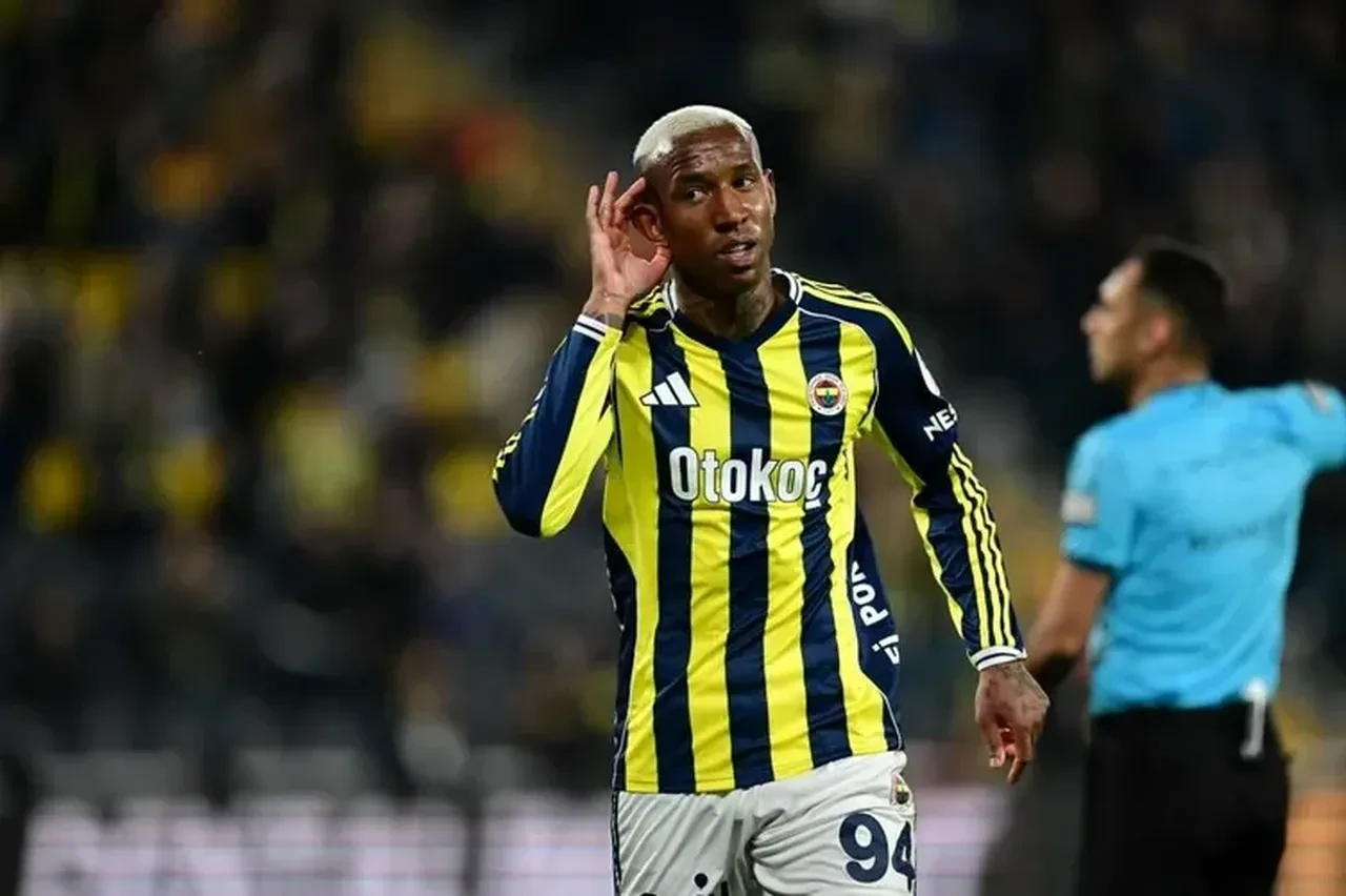 Fenerbahçe'de şok ayrılık: Yıldız oyuncu Premier Lig yolunda!