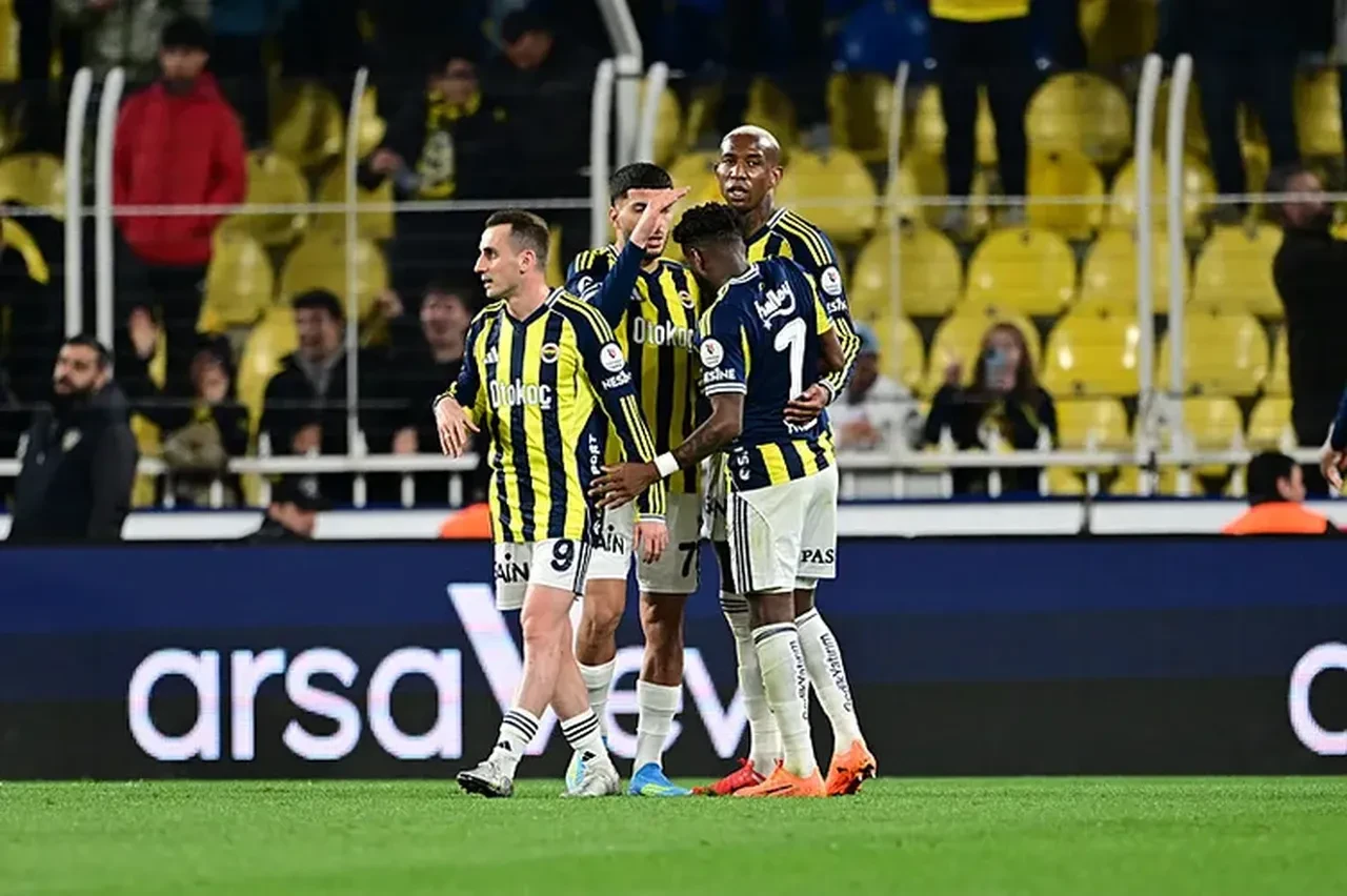 Fenerbahçe'de şok ayrılık: Yıldız oyuncu Premier Lig yolunda!