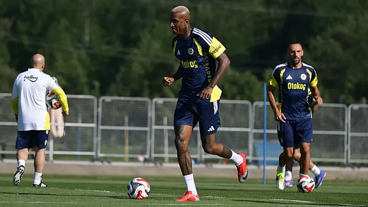 Fenerbahçe'de şok ayrılık: Yıldız oyuncu Premier Lig yolunda!
