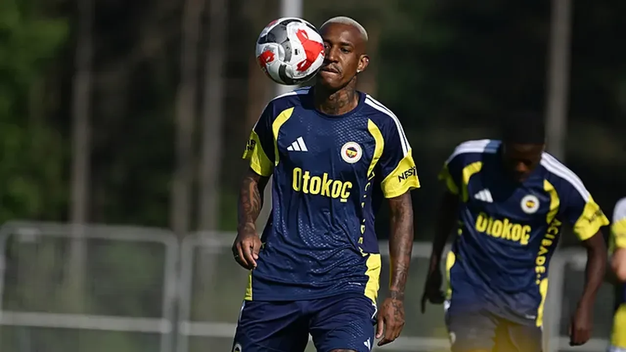 Fenerbahçe'de şok ayrılık: Yıldız oyuncu Premier Lig yolunda!