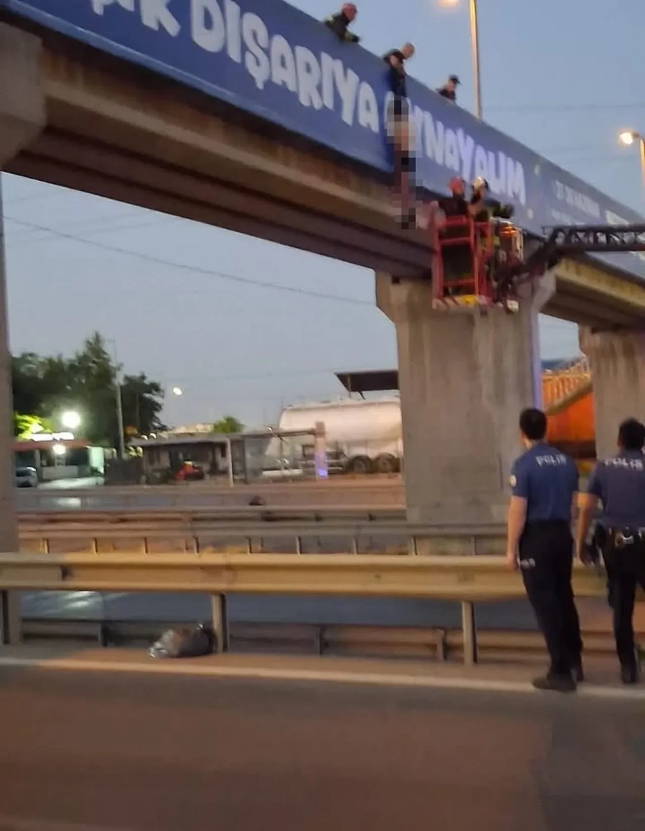 Kocaeli'de kan donduran olay! Üst geçitte yarı çıplak halde asılı bulundu
