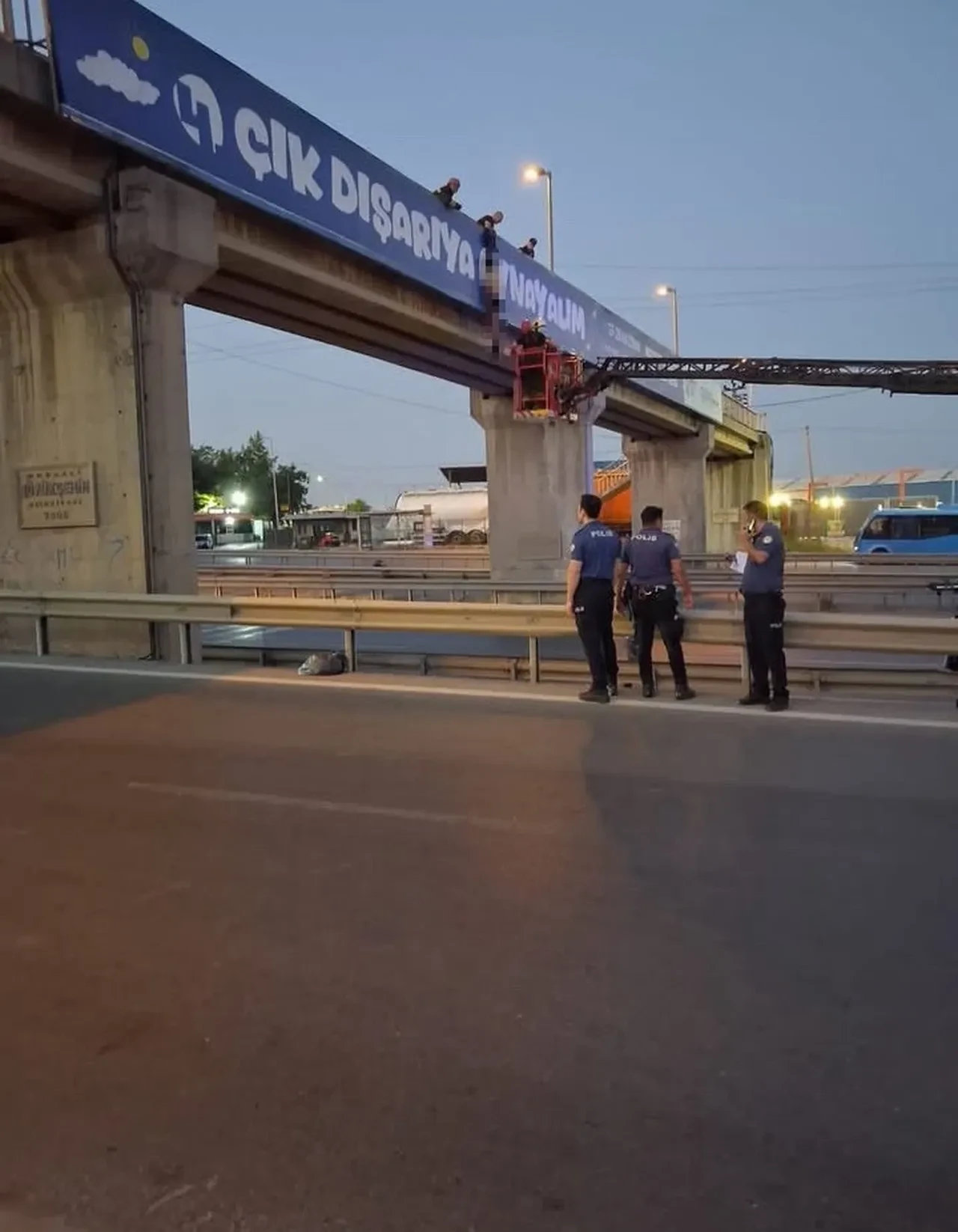 Kocaeli'de kan donduran olay! Üst geçitte yarı çıplak halde asılı bulundu