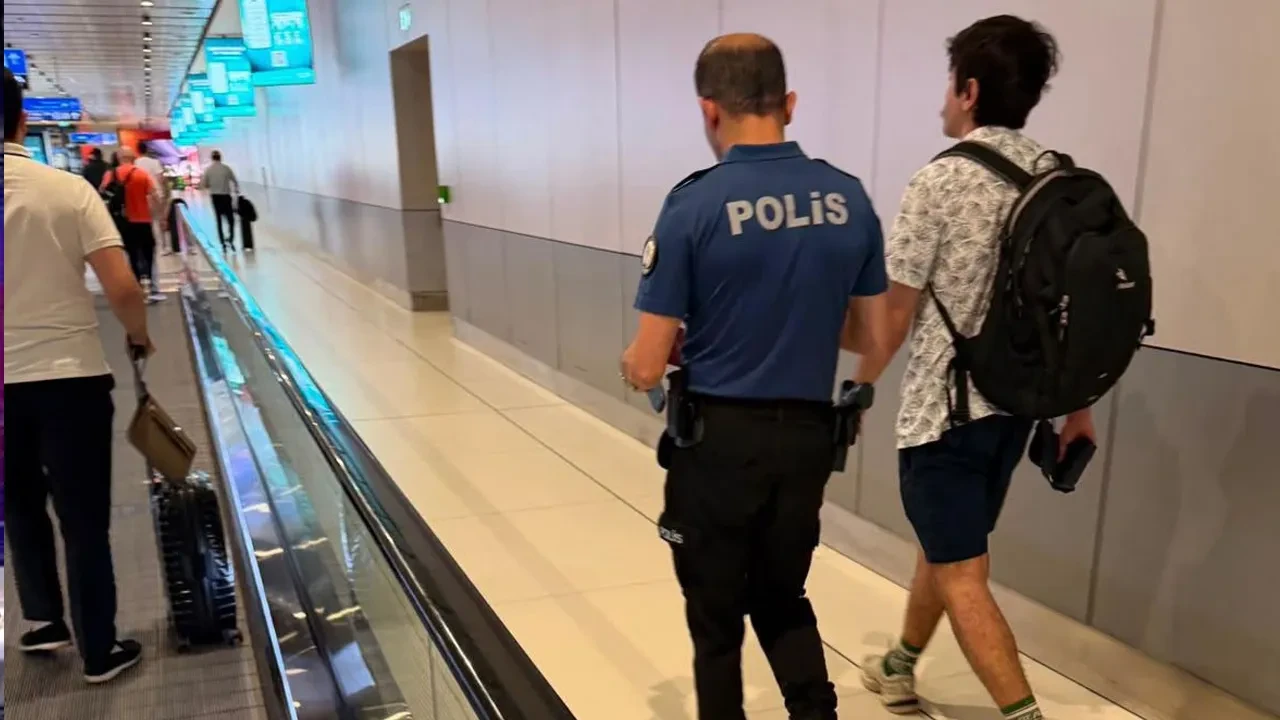 Komedyen Deniz Göktaş, havalimanında gözaltına alındı