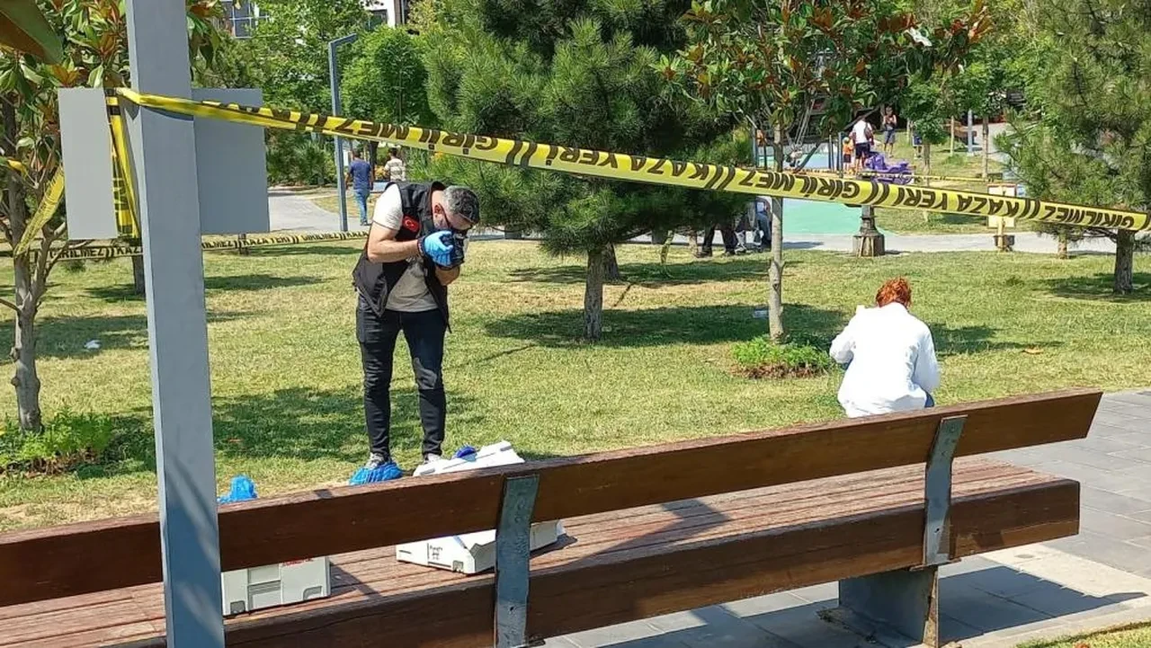 Sokak ortasında dehşet! Eşini boğazından bıçakladı, çevredekiler saldırınca kaçtı