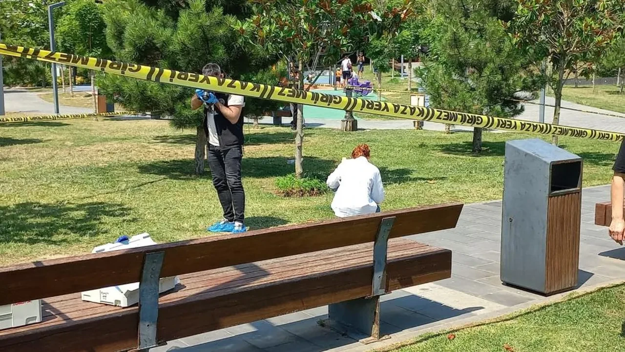 Sokak ortasında dehşet! Eşini boğazından bıçakladı, çevredekiler saldırınca kaçtı