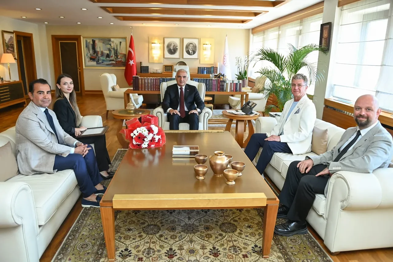 Bakan Ersoy, Bolşoy Tiyatrosu'nda tarihi başarıya imza atan Nilay Tahiroğlu'nu tebrik etti