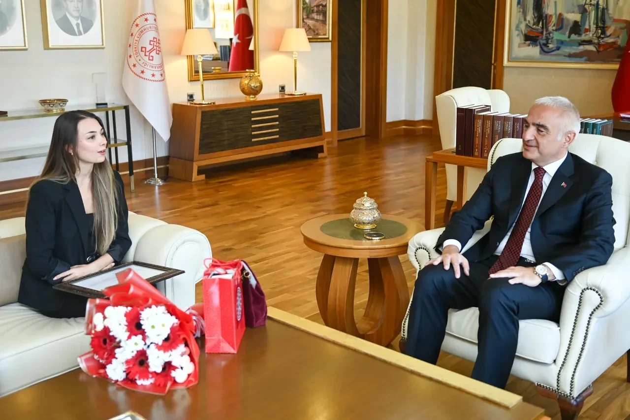 Bakan Ersoy, Bolşoy Tiyatrosu'nda tarihi başarıya imza atan Nilay Tahiroğlu'nu tebrik etti