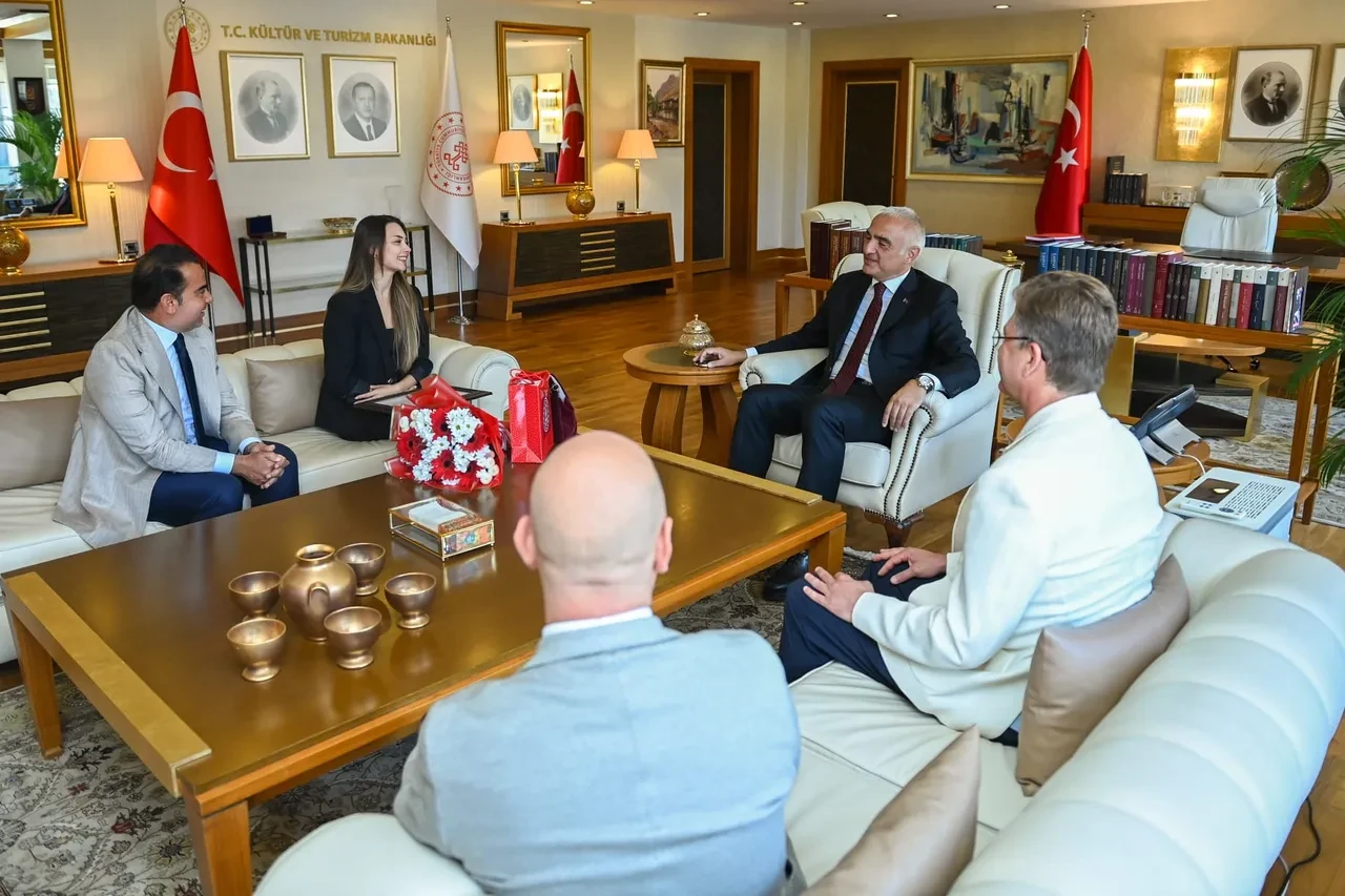 Bakan Ersoy, Bolşoy Tiyatrosu'nda tarihi başarıya imza atan Nilay Tahiroğlu'nu tebrik etti