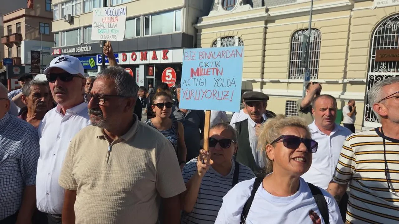 CHP Samsun İl Başkanlığı’nda koltuk krizi: Görevden alınan yönetim binayı boşaltıp iletişim ofisine yürüdü