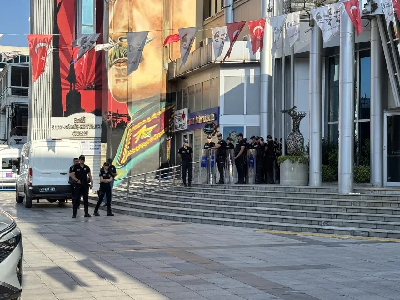 CHP'li İzmit Belediyesine operasyon! Başkan Fatma Kaplan Hürriyet ve eşi dahil 31 kişi gözaltına alındı