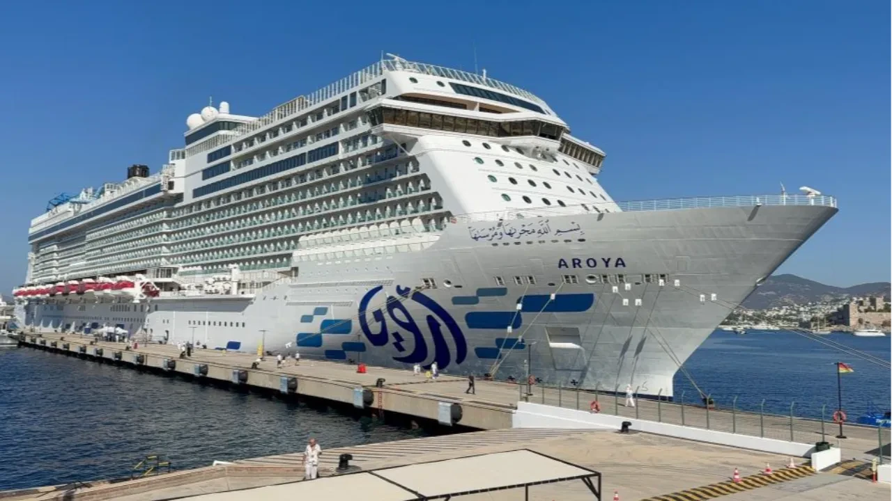 Dev kruvaziyer Bodrum’a demirledi