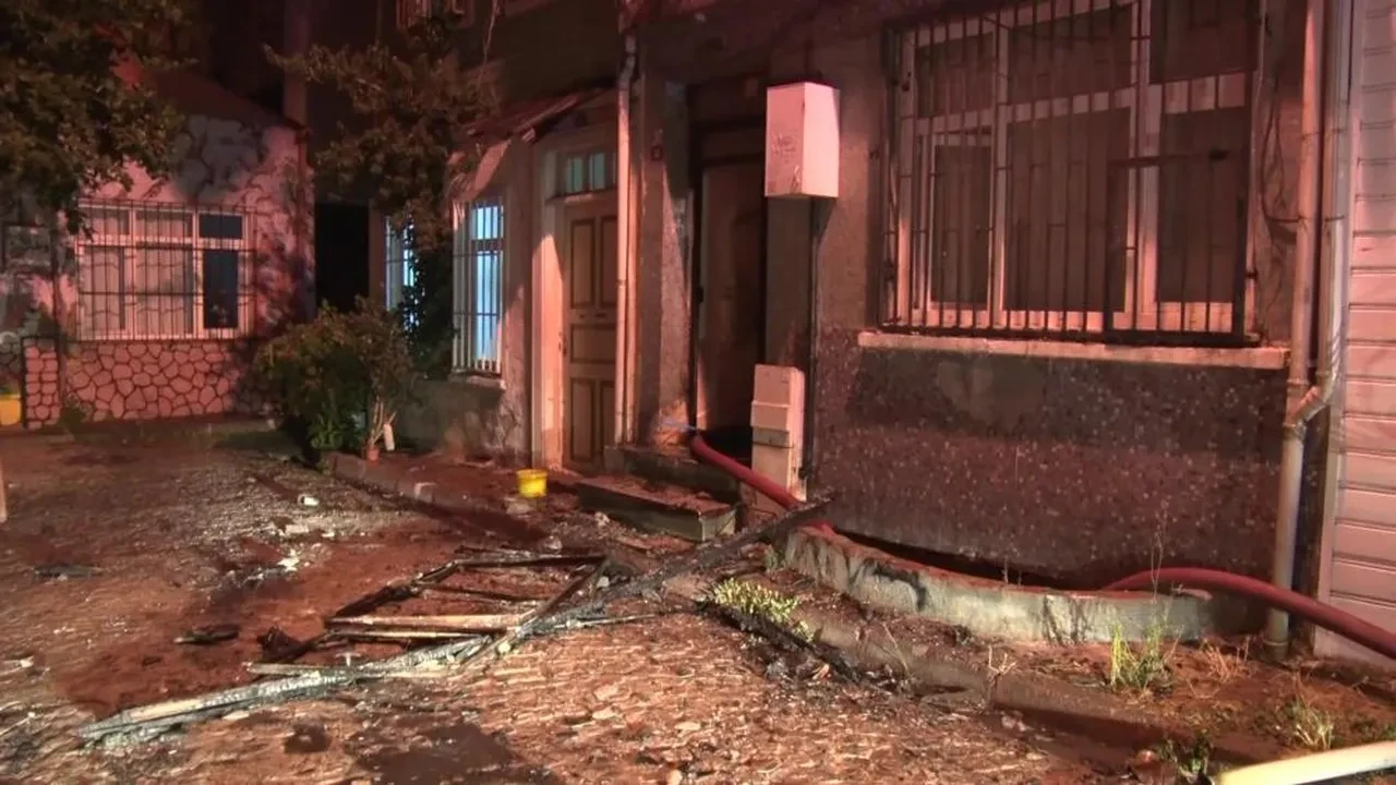Fatih'te evdeki tüp yangına neden oldu: 1 itfaiye eri yaralandı