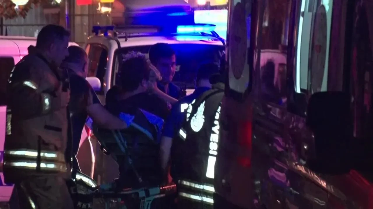 Fatih'te evdeki tüp yangına neden oldu: 1 itfaiye eri yaralandı